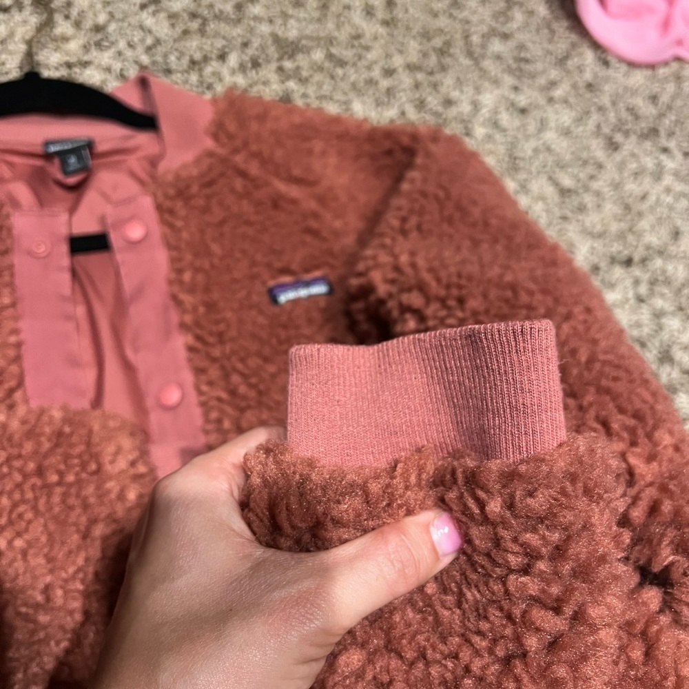 Patagonia youth xl jacket, fits like women’s xs.